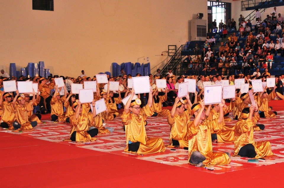 Họ Dương dành hơn 6,3 tỷ đồng chăm lo công tác khuyến học, khuyến tài năm 2017 - 1 Các em học sinh họ Dương khắp cả nước tham gia Hội thi tìm hiểu họ Dương lần 2, tại Lễ hội mùa xuân họ Dương 2018