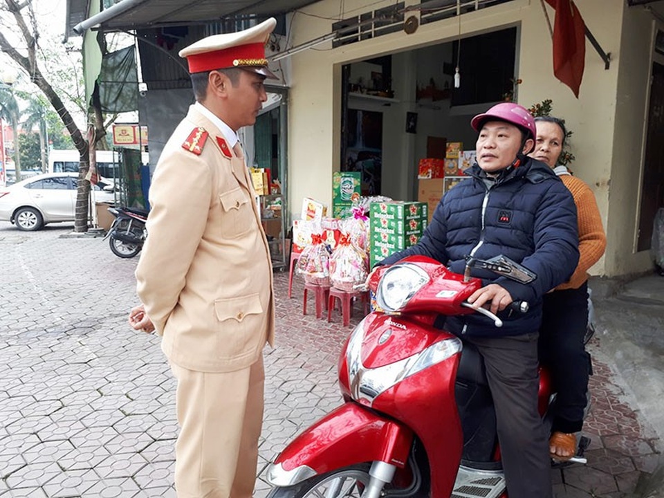 CSGT "giải cứu" cụ bà lạc giữa phố - 2 Anh Thịnh được các chiến sĩ CSGT dặn dò chu đáo trước khi chở mẹ về.