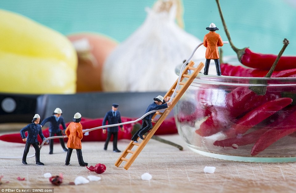 Chiêm ngưỡng vẻ đẹp thế giới qua những lát cắt “tí hon” - 6 Những người lính cứu hỏa “giải cứu” một bát ớt cay nồng.