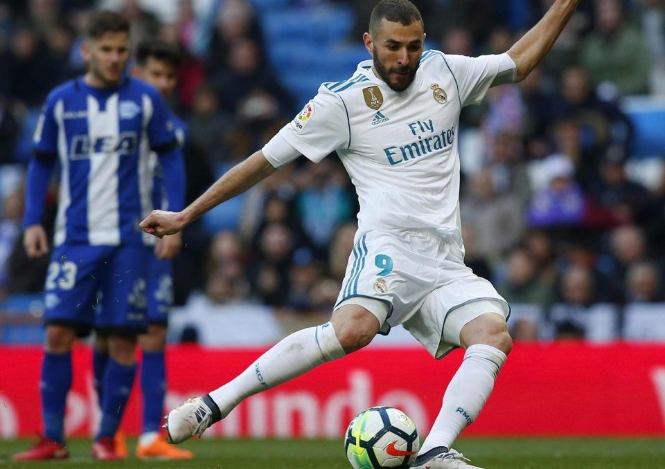 C.Ronaldo nhường quyền đá phạt đền cho Benzema ở trận gặp Alaves