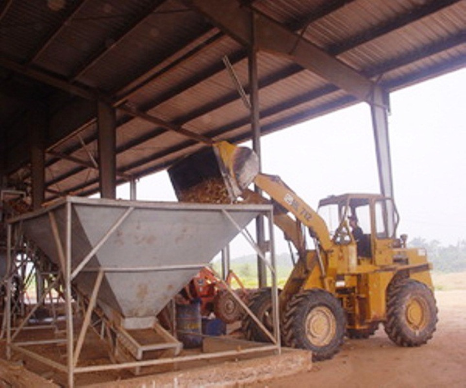 Lén xả nước thải ra sông, một công ty bị phạt gần 1,8 tỷ đồng - 1
Trong quá trình sản xuất, nhà máy đã lén xả thải ra sông La Tinh (ảnh Website nhà máy).