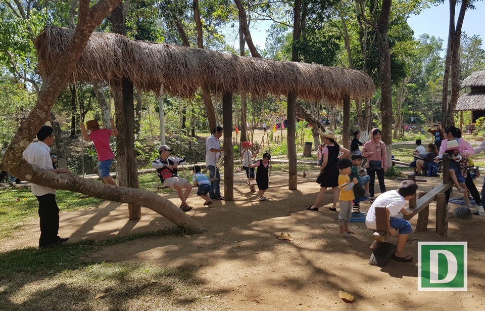 Du khách “đổ" về Bản Đôn cưỡi voi, thưởng thức cồng chiêng - 1 Du khách tham quan, khám phá không gian Bản Đôn