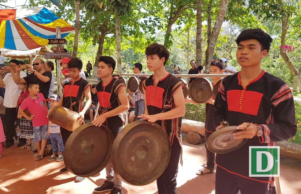Du khách “đổ" về Bản Đôn cưỡi voi, thưởng thức cồng chiêng - 3 Du khách “đổ" về Bản Đôn cưỡi voi, thưởng thức cồng chiêng - 3