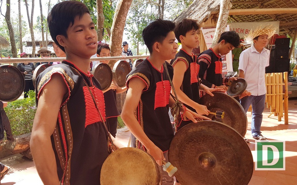 Du khách “đổ" về Bản Đôn cưỡi voi, thưởng thức cồng chiêng - 4 Các chàng trai Tây Nguyên biểu diễn cồng chiêng ở Bản Đôn