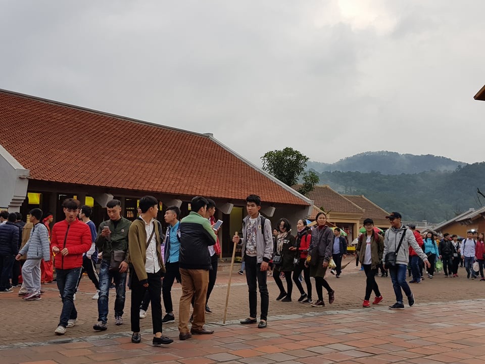 Biển người đổ về Yên Tử ngày khai hội - 6 Mặc dù tái thu phí trở lại nhưng lượng khách đổ về Yên Tử vẫn không giảm