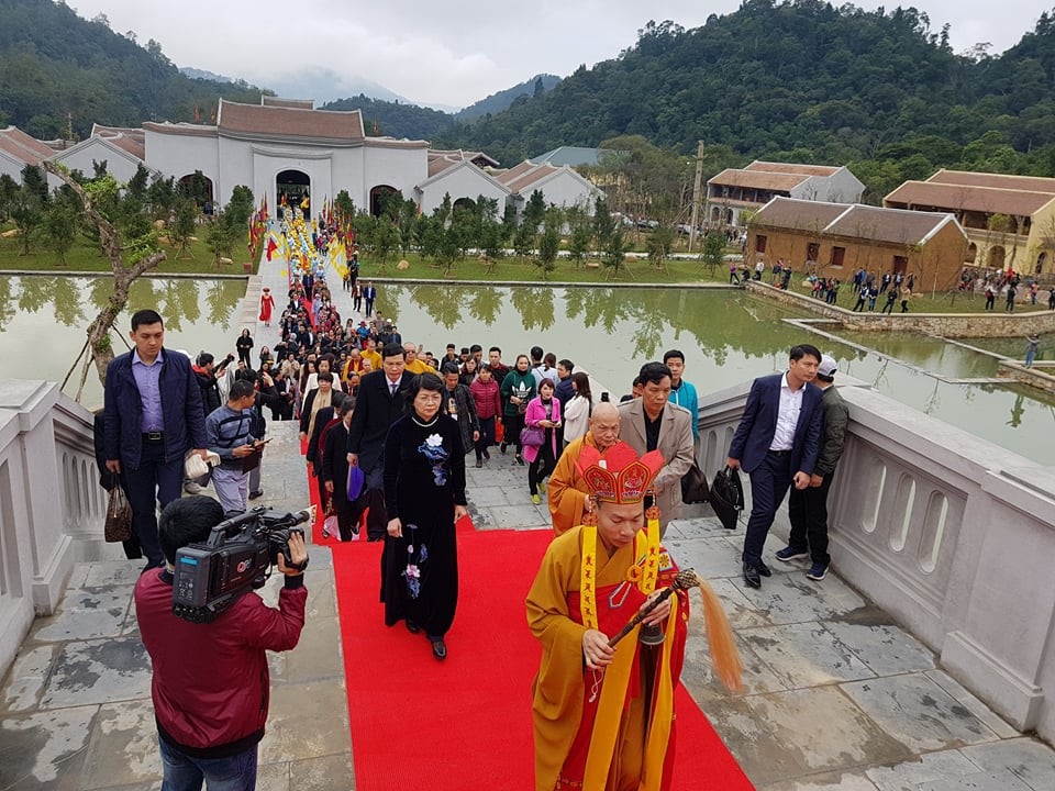 Biển người đổ về Yên Tử ngày khai hội - 3
Đại biểu cùng tăng ni, phật tử tiến vào Trung tâm văn hóa Trúc tâm văn hóa, nơi tổ chức lễ hội
