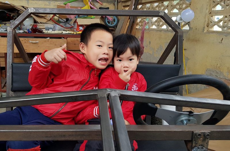 Các con đã lớn, anh Sơn quyết định chế chiếc xe ô tô tự lái khác cho con