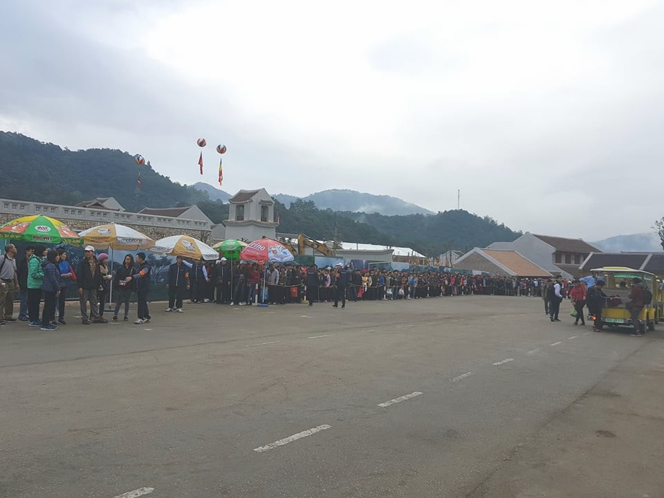 Biển người đổ về Yên Tử ngày khai hội - 7 Gần 7h sáng nay (25/2), du khách đã xếp hàng dài tại ga xe điện