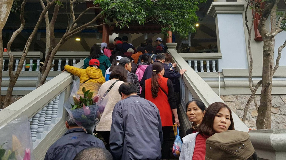 Biển người đổ về Yên Tử ngày khai hội - 8 Du khách chen chân lên cáp treo từ sáng sớm