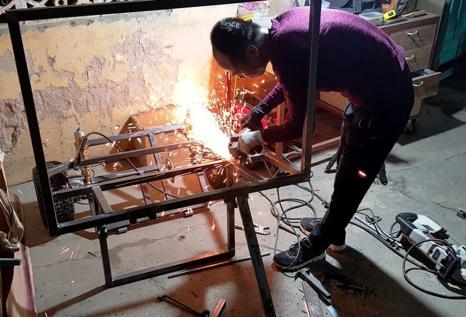 Anh tranh thủ thời gian rảnh rỗi để chế xe cho con