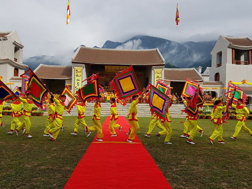 Biển người đổ về Yên Tử ngày khai hội - 5 Màn biểu diễn trước giờ khai hội