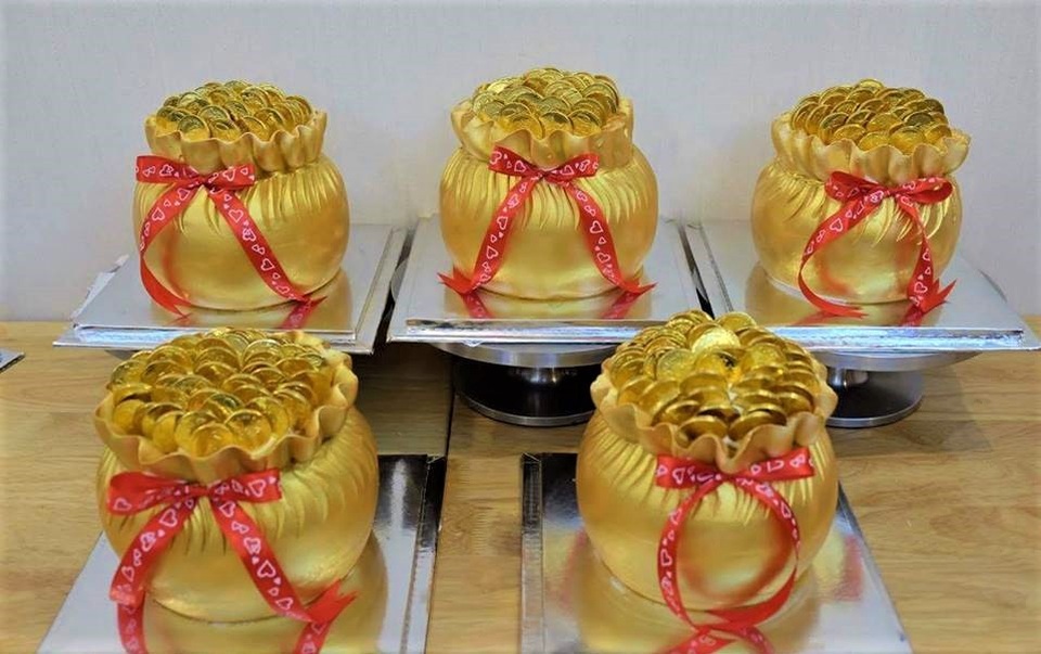 Bánh hũ vàng "cháy hàng" làm không kịp bán ngày Vía Thần Tài - 1 Bánh hũ vàng có giá từ 300.000 - 500.000 đồng/chiếc.