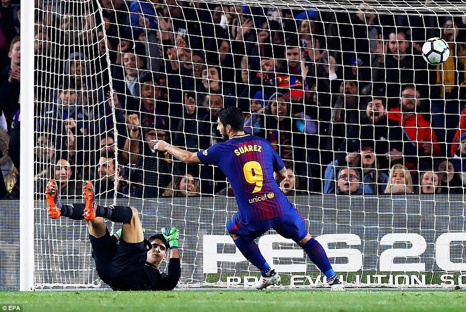 Barcelona 6-1 Girona: Suarez lập hattrick, Messi ghi cú đúp - 2
Luis Suarez tỏa sáng với cú hattrick vào lưới Girona