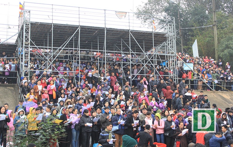 Sáng ngày 25/2 (tức mùng 10 Âm lịch) hàng vạn người từ khắp các tỉnh Ninh Bình, Hưng Yên, Hải Phòng, Nam Định... đã đổ về Đình Bát Tràng (Gia Lâm - Hà Nội) để tham dự Lễ phóng sinh lớn nhất Miền Bắc được tổ chức lần thứ 4 tại đây.