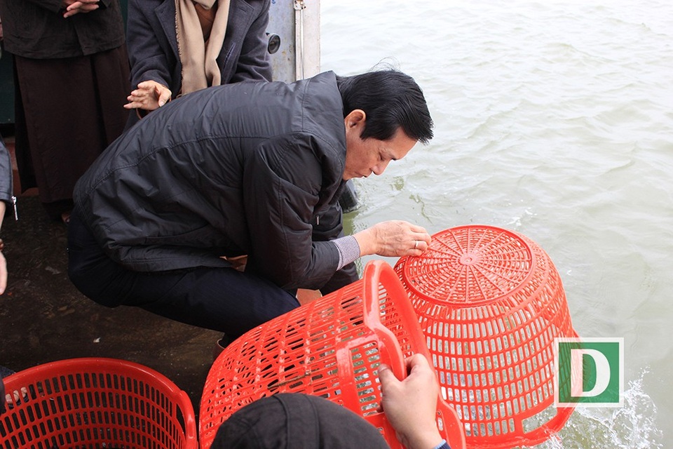 Cũng theo vị Trưởng Ban tổ chức Lễ phóng sinh Chùa đình Bát Tràng, năm nay tham dự Lễ phóng sinh có rất nhiều các vị lãnh đạo Ban ngành và có cả một vị Tướng trong Bộ Quốc Phòng tham dự.