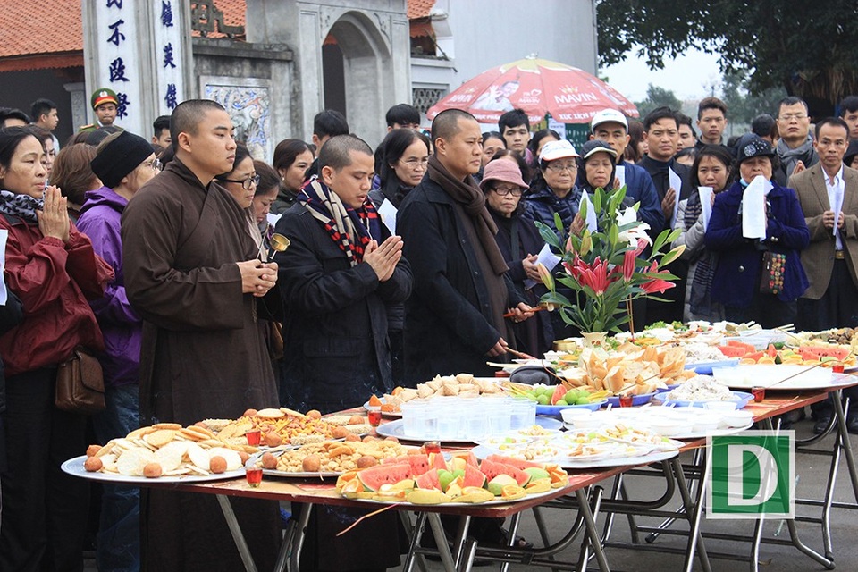 Trước cửa đình Bát Tràng đồng thời diễn ra nghi lễ phóng sinh.