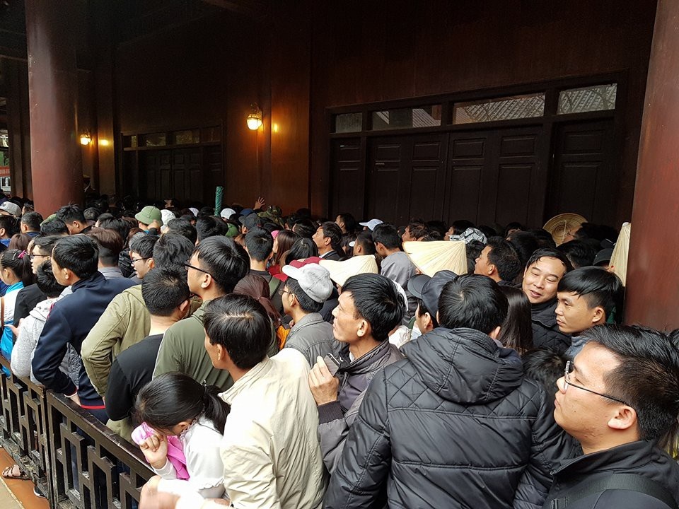 Ngộp thở chen lấn giữa “biển người” ở bến thuyền Tràng An - 15 Đến trưa, hàng nghìn du khách vẫn chen chân nhau trên đường xuống thuyền đi tham quan khu du lịch Tràng An.