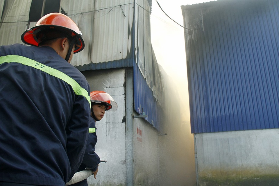 Công ty gỗ mỹ nghệ cháy lớn trong ngày khai trương - 3 Lực lượng cứu hoả nỗ lực dập lửa.
