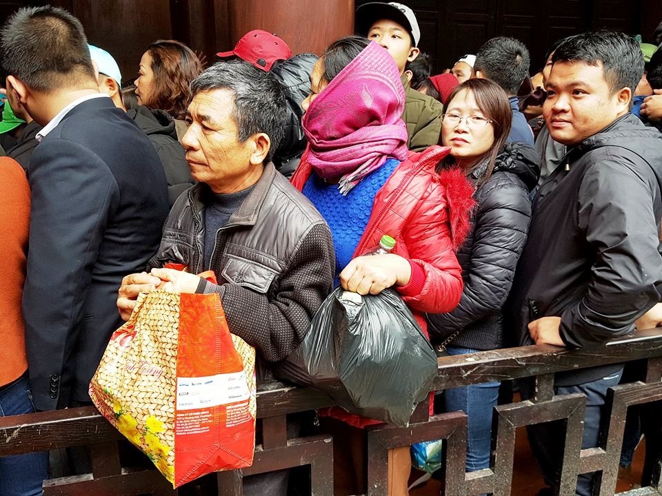 Ngộp thở chen lấn giữa “biển người” ở bến thuyền Tràng An - 7 
Chen lấn nhau xuống thuyền dưới biển người trong thời gian dài khiến nhiều người mệt mỏi. Tuy nhiên, đây là lần đầu được đến với danh thắng nổi tiếng đất cố đô Hoa Lư nên nhiều người dù mệt vẫn cố gắng kiên trì chờ đợi.