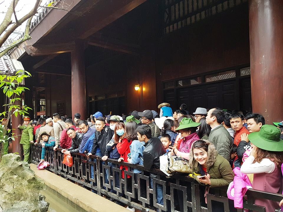 Ngộp thở chen lấn giữa “biển người” ở bến thuyền Tràng An - 2 Đầu buổi sáng, quầy bán vé ken kín người, có lúc đã phải đóng cửa. Từ khoảng 9h, hàng nghìn du khách sau khi mua được vé đã chen chân nhau trên đường xuống bến thuyền. Cảnh chen lấn, xô đẩy nhau đã diễn ra khiến khu vực này có lúc bị hỗn loạn.