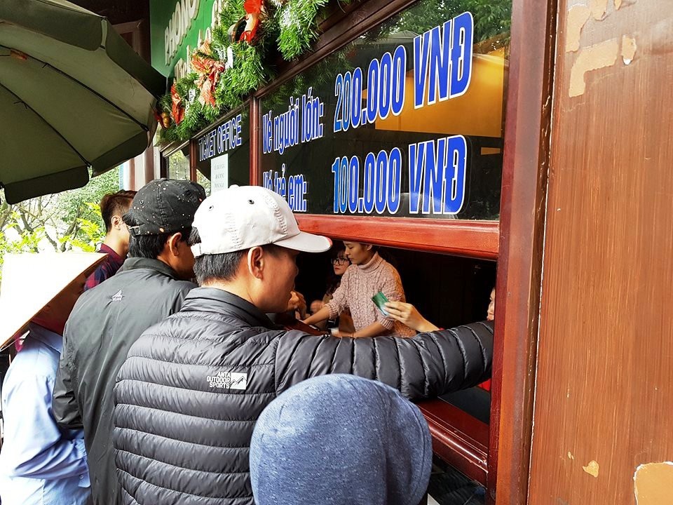 Ngộp thở chen lấn giữa “biển người” ở bến thuyền Tràng An - 16 Thấy khách đông chen chân xuống thuyền, nhiều người vẫn đến quầy mua vé. Giá vé tham qua khu du lịch Tràng An đối với người lớn là 200.000 đồng, trẻ em 100.000 đồng, du khách được ngồi thuyền tham quan các điểm theo tuyến du lịch.