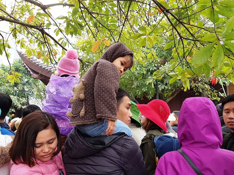 Ngộp thở chen lấn giữa “biển người” ở bến thuyền Tràng An - 12 Hai em nhỏ được bố mẹ kiệu trên vai tỏ ra ngơ ngác khi thấy xung quanh mình toàn là người.