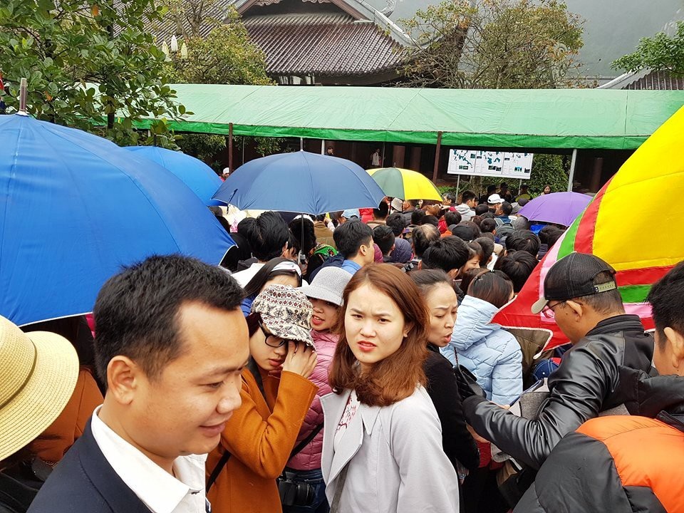 Ngộp thở chen lấn giữa “biển người” ở bến thuyền Tràng An - 13 Nhiều người mua được vé, xếp hàng kiểu chen lấn không được có ý định quay ra những cũng không được vì đoàn người phía sau mình quá đông, không thể nhích chân được.