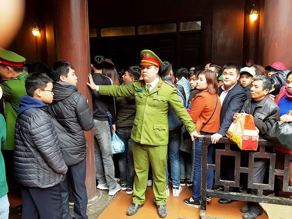 Ngộp thở chen lấn giữa “biển người” ở bến thuyền Tràng An - 14 Lực lượng Công an huyện Hoa Lư (Ninh Bình) làm việt cật lực, căng mình dẹp an ninh trật tự nhưng nhiều lúc cũng đành bất lực trước dòng người quá đông cứ xô đẩy nhau vươn lên phía trước.