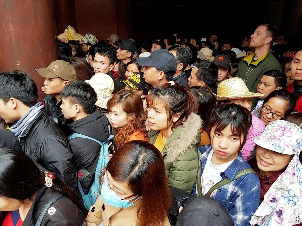 Ngộp thở chen lấn giữa “biển người” ở bến thuyền Tràng An - 3 Đường xuống bến thuyền dù đã được phân luồng, tuy nhiên do lượng khách đến quá đông nên tuyến đường đi này chật kín người. Đoàn người nối tiếp nhau như một biển người không có lối thoát.