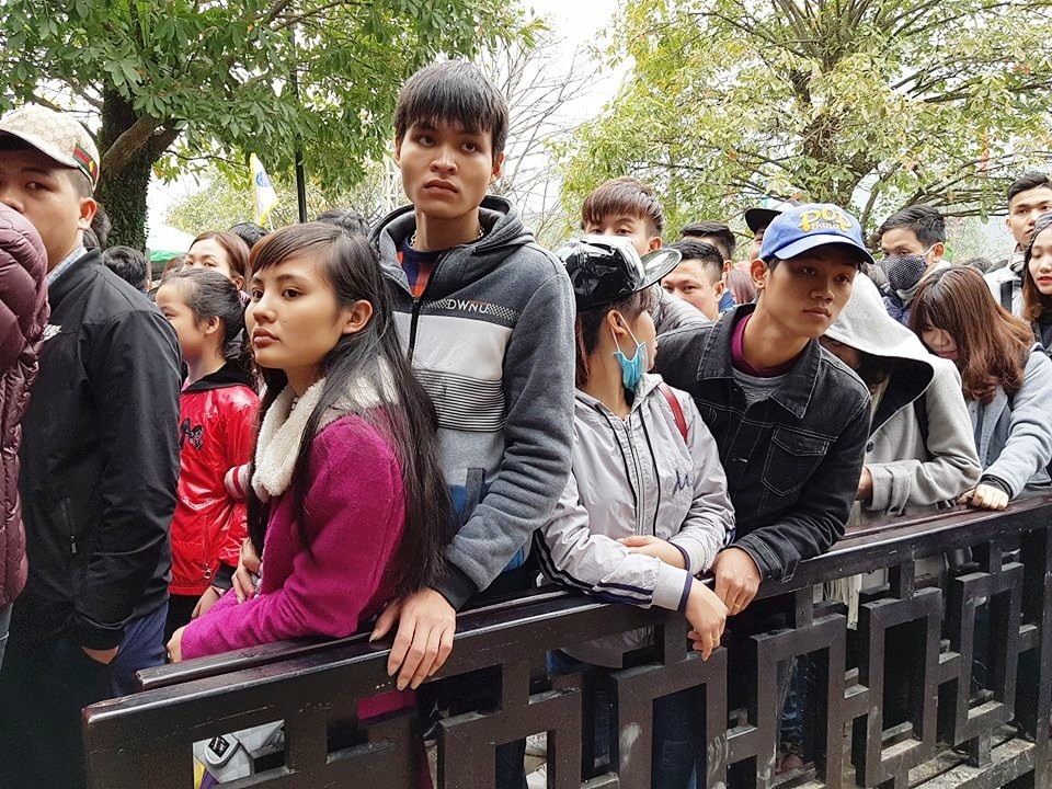 Ngộp thở chen lấn giữa “biển người” ở bến thuyền Tràng An - 6 
Để tránh quá tải, Ban Quản lý khu du lịch Tràng An đã có hàng rào phân luồng người đi từ rất sớm, tuy nhiên vẫn không tránh khỏi việc chen lấn xô đẩy, tranh nhau trên đường xuống bến thuyền. Năm nay, khu du lịch Tràng An có 3 tuyến tham quan, ngoài hai tuyến cũ, mới đây Tràng An đã khai trường thêm một tuyến tham quan đường thủy mới cũng rất hút du khách.