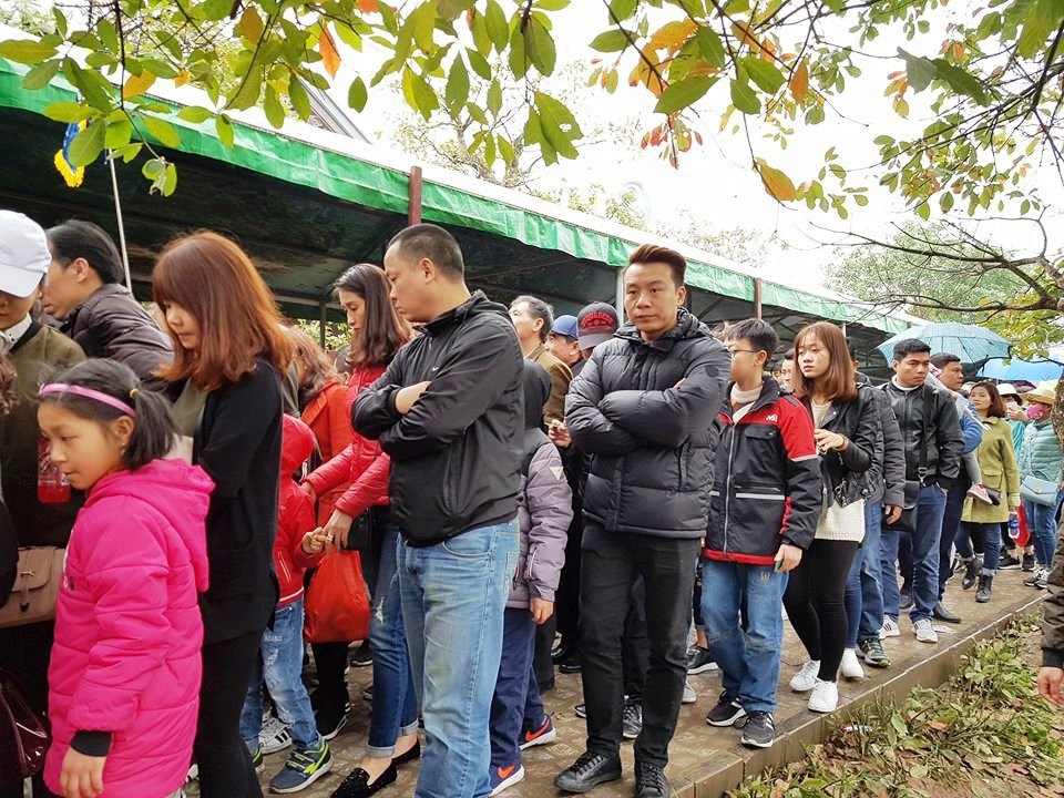 Ngộp thở chen lấn giữa “biển người” ở bến thuyền Tràng An - 1 Sáng 25/2 (tức mùng 10 tháng Giêng), hàng vạn du khách từ khắp nơi đổ về Tràng An (Ninh Bình) du xuân, tham quan danh thắng đã khiến khu du lịch này quá tải nghiêm trọng. Khắp các nơi tại bến thuyền Tràng An đông kín người.