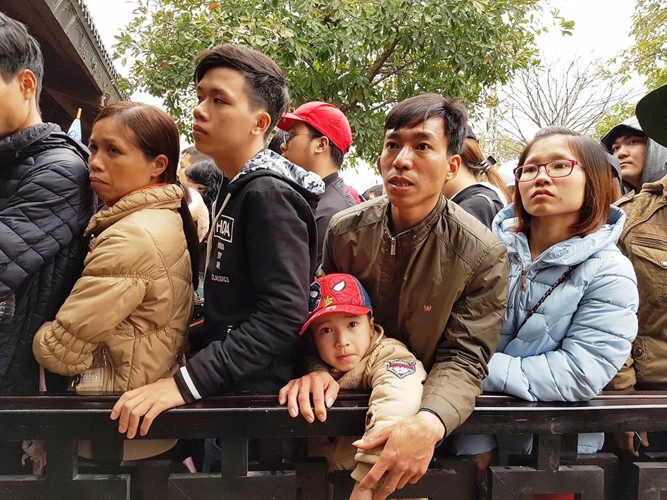 Ngộp thở chen lấn giữa “biển người” ở bến thuyền Tràng An - 8 Người già, người trẻ, thanh niên nam nữ, trẻ em... muốn xuống được thuyền du xuân Tràng An đều phải hòa mình vào biển người. Nhiều người ngộp thở, chen chân dịch từng centimet một.