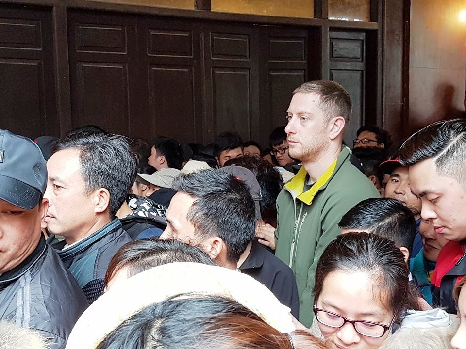 Ngộp thở chen lấn giữa “biển người” ở bến thuyền Tràng An - 11 Một du khách nước ngoài tỏ ra mệt mỏi khi phải hòa mình vào cảnh chen chân du xuân chỉ có ở Việt Nam.