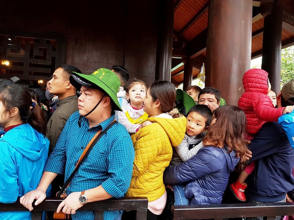 Ngộp thở chen lấn giữa “biển người” ở bến thuyền Tràng An - 9 
Nhiều em bé được bố mẹ đưa đi chơi cũng phải chịu chung cảnh chen lấn với người lớn. Hai em bé được mẹ bế trên tay nhưng cũng tỏ do mệt mỏi khi phải đứng giữa dòng người chen lấn, ồn ào và ngộp ngạt.