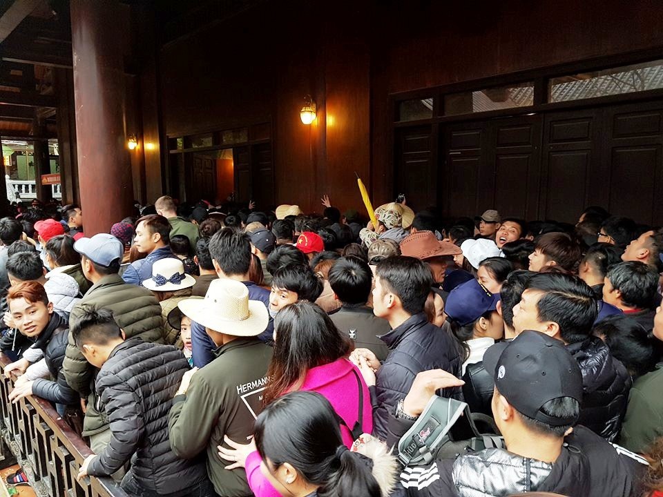 Ngộp thở chen lấn giữa “biển người” ở bến thuyền Tràng An - 4 Để xuống được bến thuyền tại khu du lịch Tràng An, du khách phải mua vé tại quầy, sau đó trở ra xếp hàng xuống bến thuyền. Do quá tải nên các lối lên xuống đều bị tê liệt, nhiều người phải chờ hàng tiếng đồng hồ mới xuống được thuyền du xuân ở Tràng An.