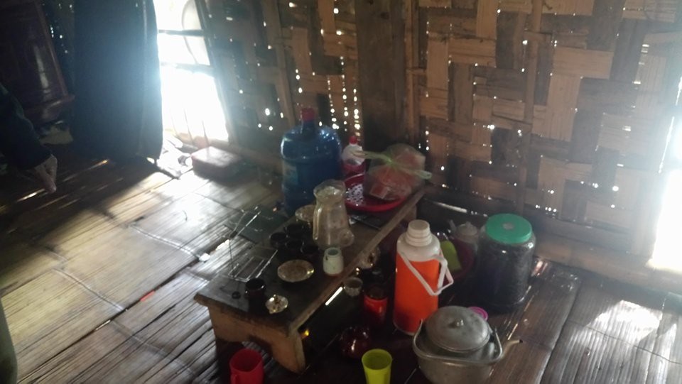 Bố bị gỗ đè chết, mẹ bỏ đi, bé lớp 2 sống trong khốn khó - 3
Cằn nhà tuềnh toàng của ông bà nội bé Tuyết Ngân