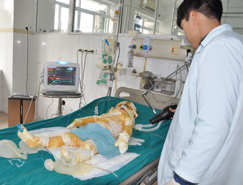 Bố mẹ của em cũng đang cấp cứu tại bệnh viện đa khoa tỉnh Thái Bình.