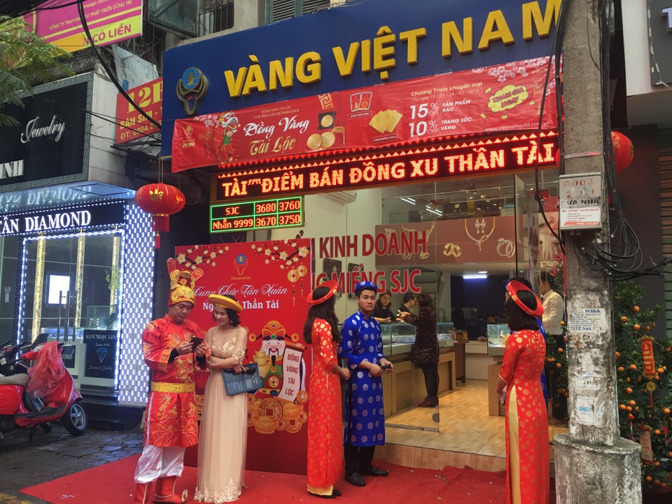 Ngày Vía Thần Tài: “Cá bé” sống sao giữa “rừng cá lớn” trên phố vàng? - 8 Cửa hàng nhỏ cũng tưng bừng đóng ngày vía thần tài