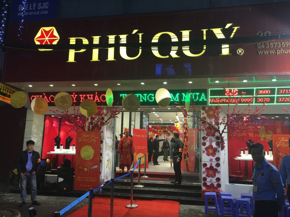 Hà Nội: Xếp hàng từ 5 giờ sáng chờ mua vàng ngày Vía Thần Tài - 12 Khách hàng đã bắt đầu ra vào nhộn nhịp