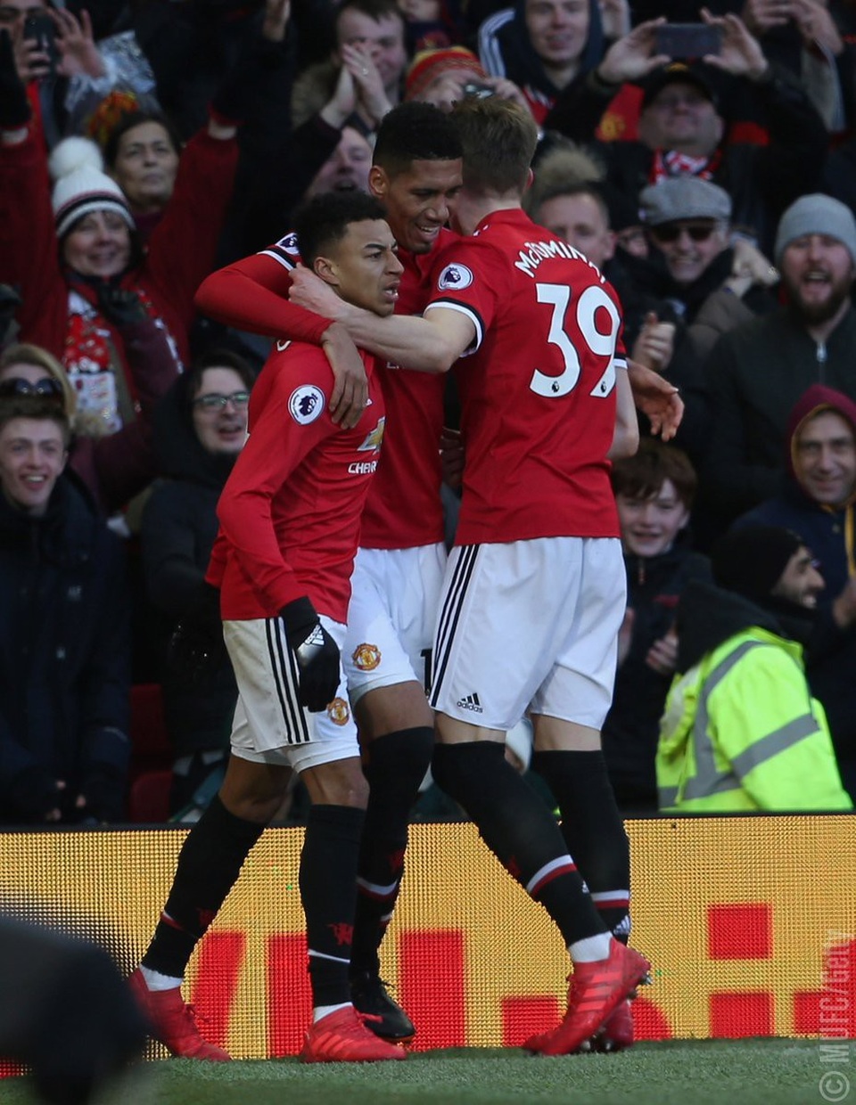 MU 2-1 Chelsea: Màn ngược dòng ngoạn mục - 2
Các cầu thủ MU ăn mừng bàn thắng của Lingard