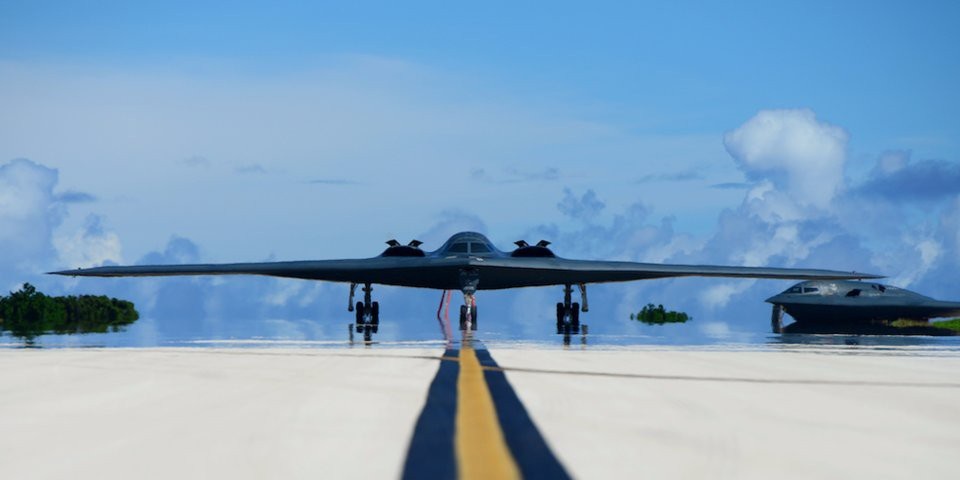 Uy lực siêu máy bay ném bom tàng hình đáng sợ nhất của Mỹ - 1 B-2 Spirit “trình làng” lần đầu tiên vào năm 1988 trong giai đoạn Chiến tranh Lạnh. Mục đích thiết kế ban đầu của máy bay này là nhằm đưa bom hạt nhân vào sâu lãnh thổ Liên Xô nếu Chiến tranh Lạnh tiếp tục “nóng” lên. (Ảnh: Không quân Mỹ)