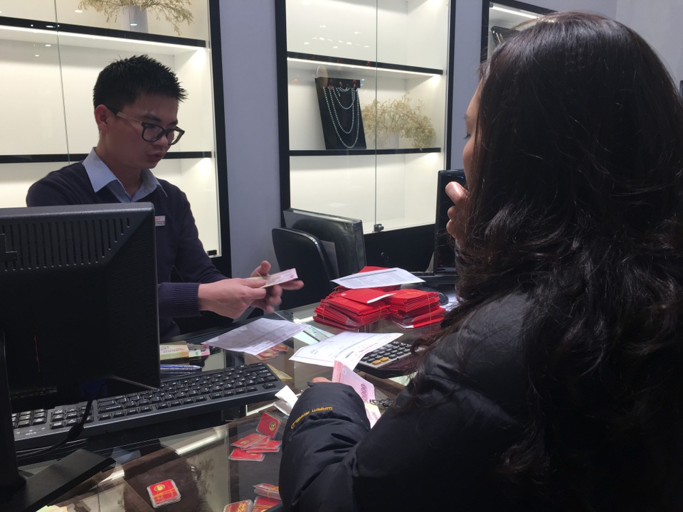 Hà Nội: Xếp hàng từ 5 giờ sáng chờ mua vàng ngày Vía Thần Tài - 3 Vừa đúng giờ, những vị khách đầu tiên đã mua được vàng Thần Tài cho mình