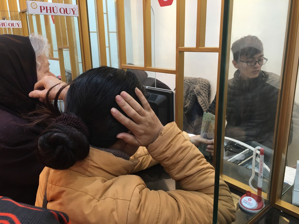Hà Nội: Xếp hàng từ 5 giờ sáng chờ mua vàng ngày Vía Thần Tài - 4
Dòng người nối dài chờ mua vàng ngày Vía Thần Tài lúc 6 giờ sáng nay.