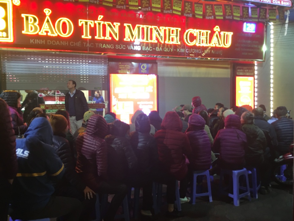 Hà Nội: Xếp hàng từ 5 giờ sáng chờ mua vàng ngày Vía Thần Tài - 9 Mưa rét nên khách đến sớm được bố trí ghế ngồi