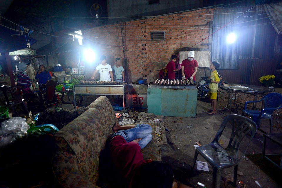 Phố cá lóc nướng hoạt động thâu đêm ngày vía Thần Tài - 9 Một người tranh thủ chợp mắt trước khi đổi ca nướng cá lóc.