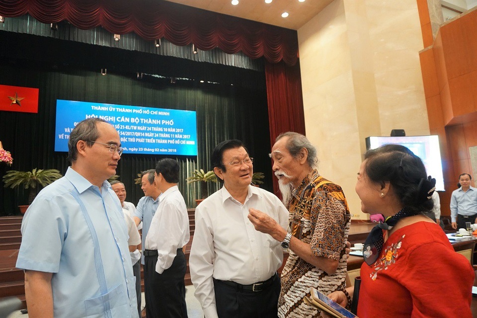 TPHCM: Then chốt của đột phá kinh tế là sử dụng cán bộ - 1 Nguyên Chủ tịch nước Trương Tấn Sang, Bí thư Thành ủy TPHCM Nguyễn Thiện Nhân trao đổi cùng đại biểu bên lề hội nghị