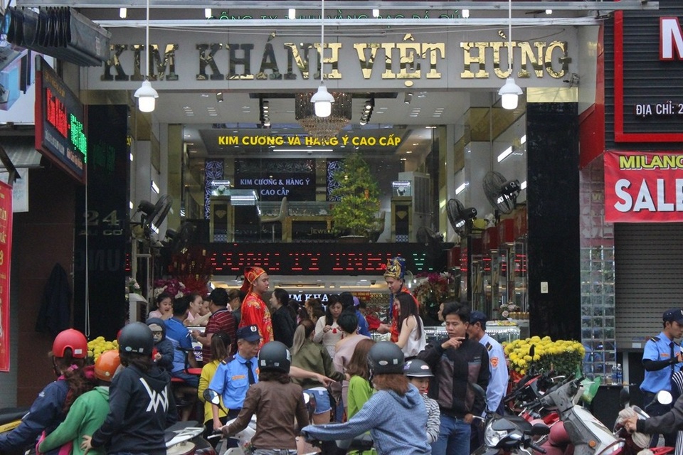 Ngày Vía Thần Tài: Cửa hàng đông đặc, nhà vàng trúng đậm - 8 Các cửa hàng vàng bạc đá quý tại Đà Nẵng đông nghịt người mua vàng từ sáng sớm trong ngày Vía Thần Tài