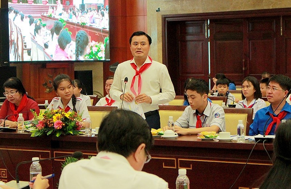 'Mùi kênh hôi quá, em không tập trung học được' - 2 Giám đốc Sở GTVT TP Bùi Xuân Cường: “Nếu vạch mờ thì sáng thứ 2 đầu tuần sẽ có vạch mới”.