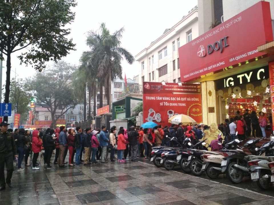 Rạng sáng ngày Vía Thần Tài, dòng người nườm nượp mua vàng cầu may - 1 Rạng sáng ngày Vía Thần Tài, dòng người nườm nượp mua vàng cầu may - 1