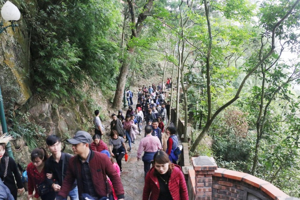 Xoa tiền xu, nhét tiền giấy, buộc dây "lạ" tại chùa Đồng Yên Tử - 2 Dòng người đổ Yên Tử ngày càng đông. Do ngày chính lễ vào ngày nghỉ chủ nhật nên đông đảo mọi người đều có thời gian về Yên Tử lễ phật, thưởng ngoạn thắng cảnh